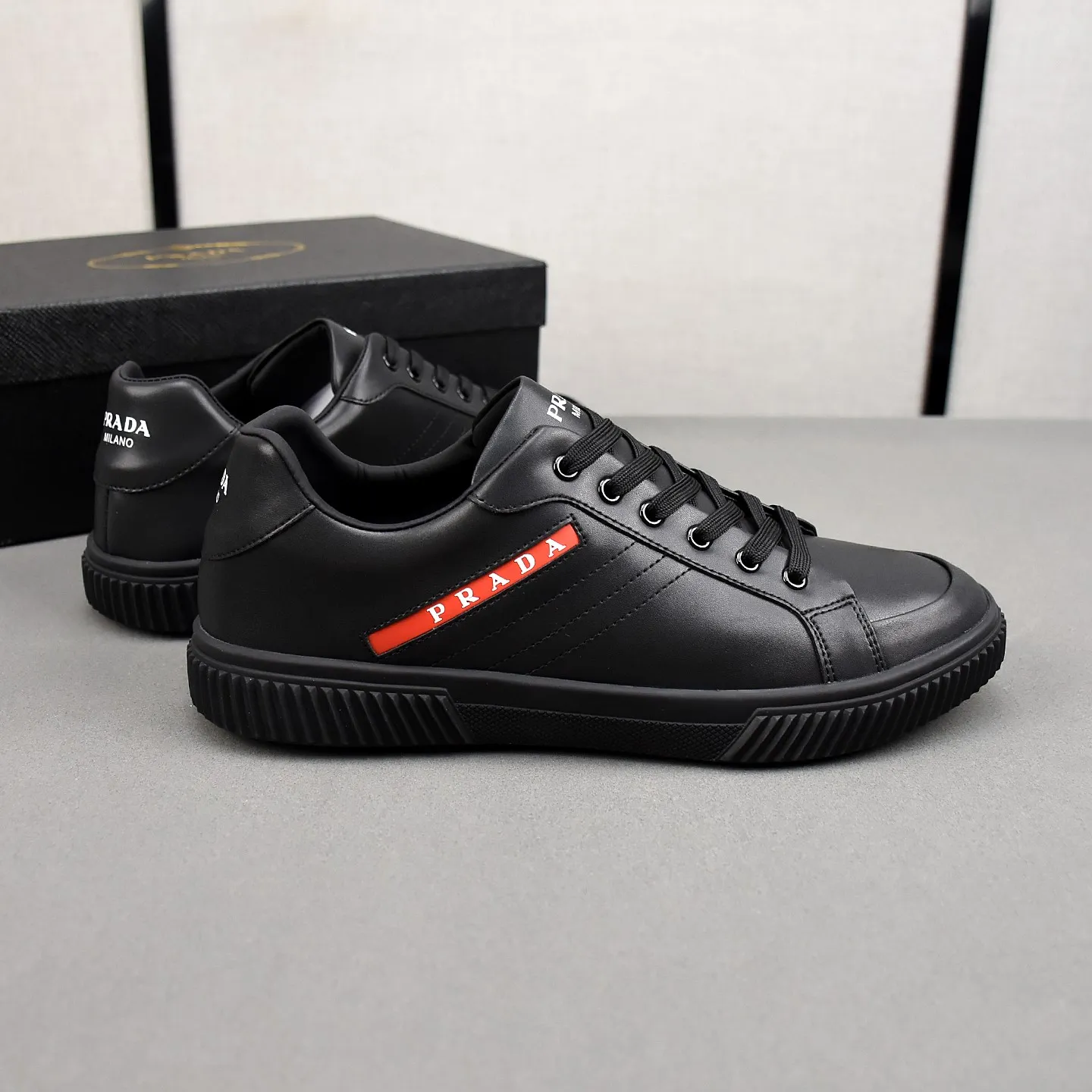 PP420👟👟👟Prada set off the audience! Prada, an international brand that is constantly innovating, this men's casual shoe, the original version, made of cowhide leather at a ratio of one to one at the store, with leather feet and rubber non-slip outsole, breathable and comfortable, quality speaks for itself👄38-44